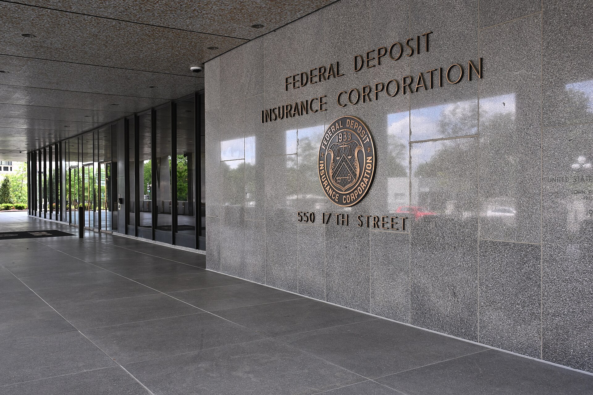 Вашингтондағы FDIC ғимаратының кіреберісі мен мекеме белгісі
