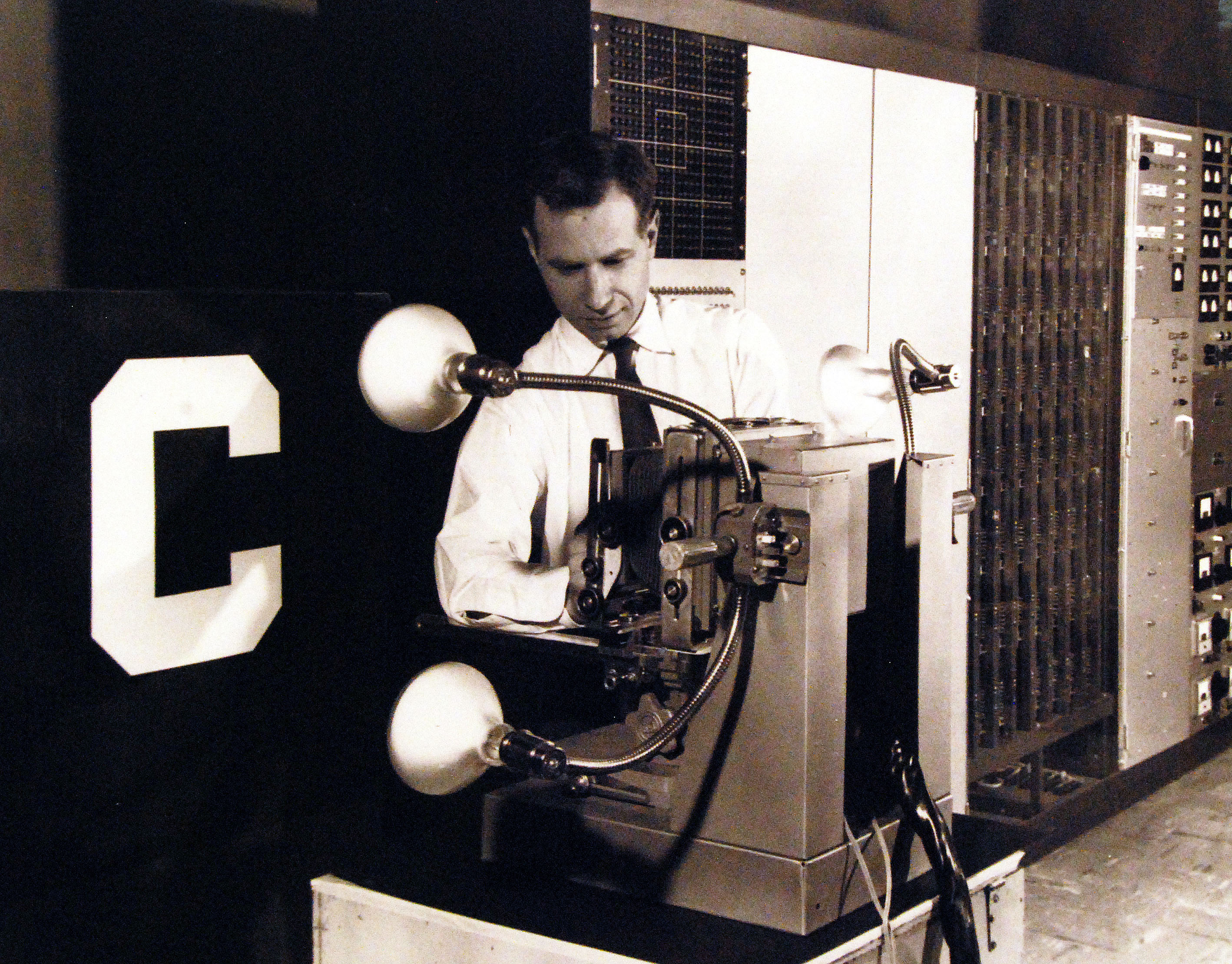 1960 жылғы Mark I Perceptron әріп үлгілерін тануға дайындалып жатыр