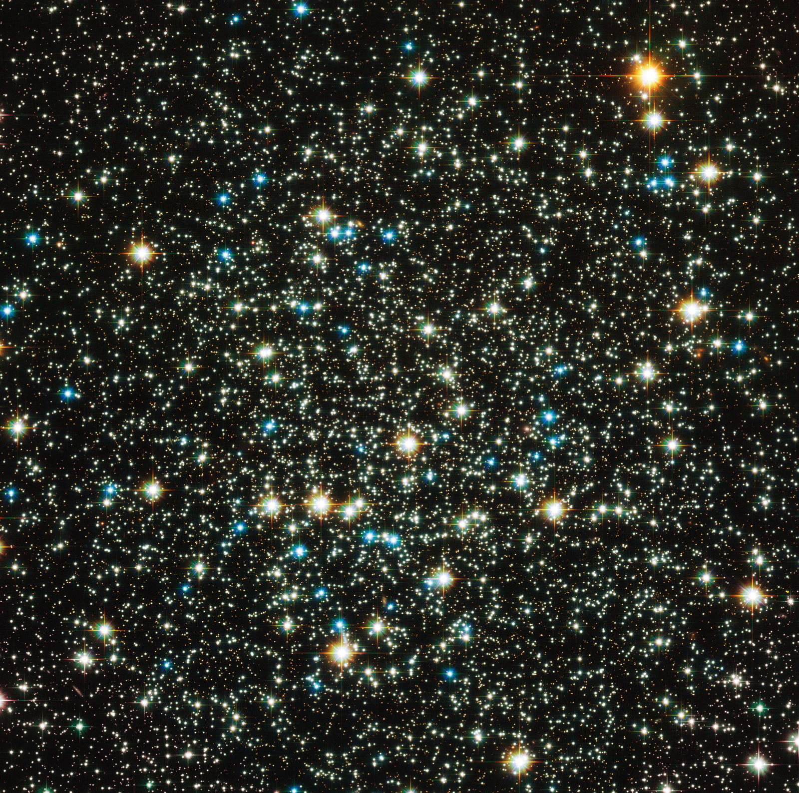 NGC 288 шоғырындағы көк, сары және қызыл реңкті көптеген жұлдыз
